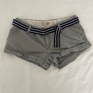 🔆 Gray shorts with blue belt with white stripes.